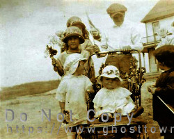 Robert Allett, Frederick and Ivy's oldest son celebrating his first birthday in Worthington on June 1, 1926. Family photo